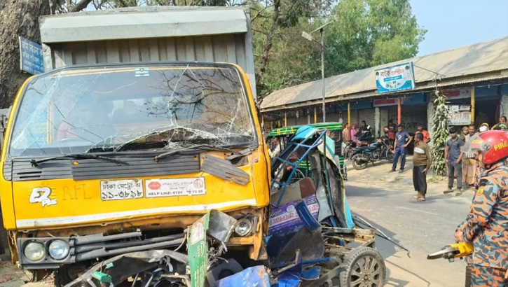 গাইবান্ধার সাদুল্লাপুরে যাত্রীবাহী ইজিবাইকে কাভার্ডভ্যানের ধাক্কায় নিহত ২, আহত ৫